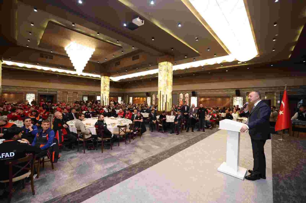 Başkan Büyükakın afet gönüllüleri ile iftar yaptı