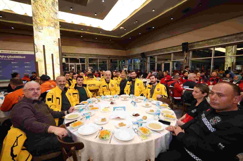 Başkan Büyükakın afet gönüllüleri ile iftar yaptı