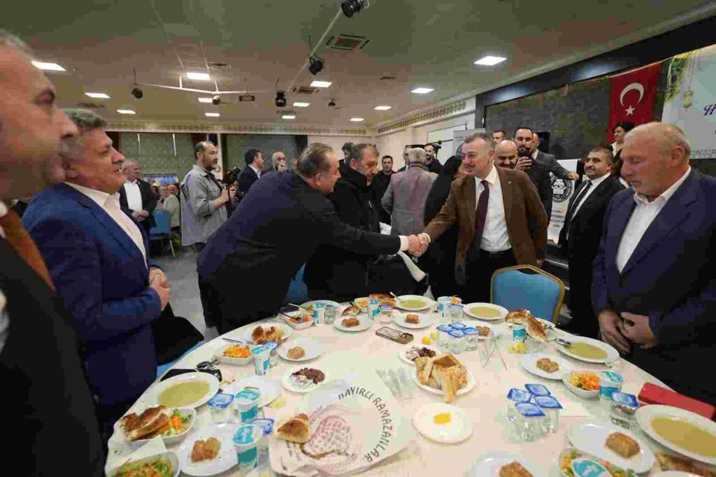 Başkan Büyükakın’ın, pazarcı esnafıyla yaptığı iftara yoğun katılım