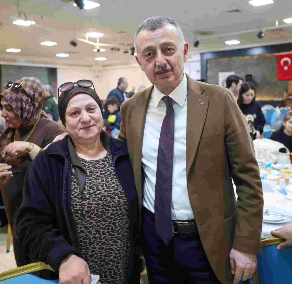 Başkan Büyükakın’ın, pazarcı esnafıyla yaptığı iftara yoğun katılım