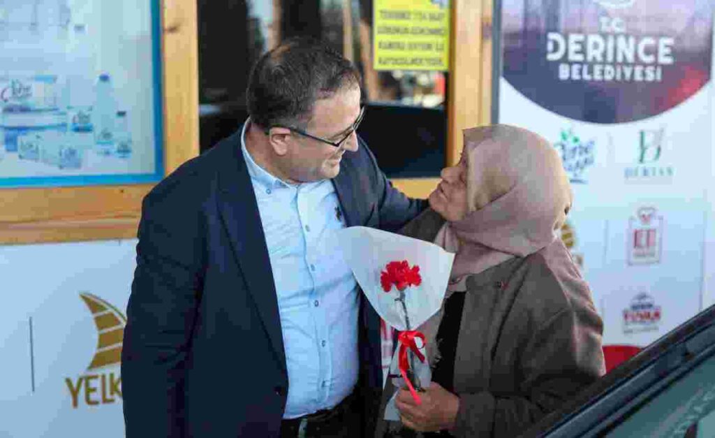 Başkan Gökçe’den Kadınlara Çiçek