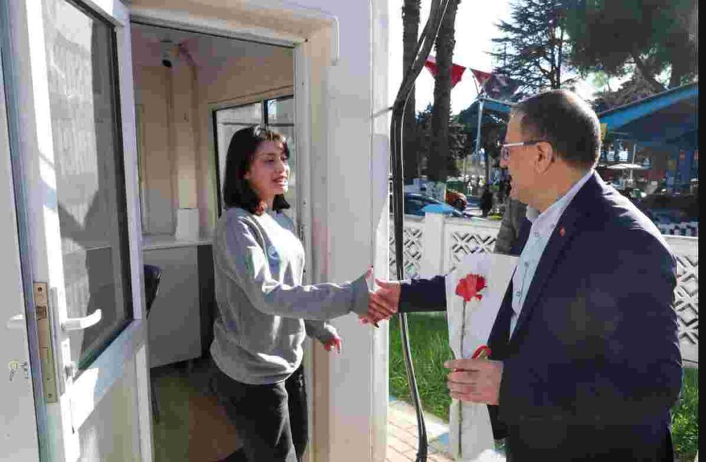 Başkan Gökçe’den Kadınlara Çiçek