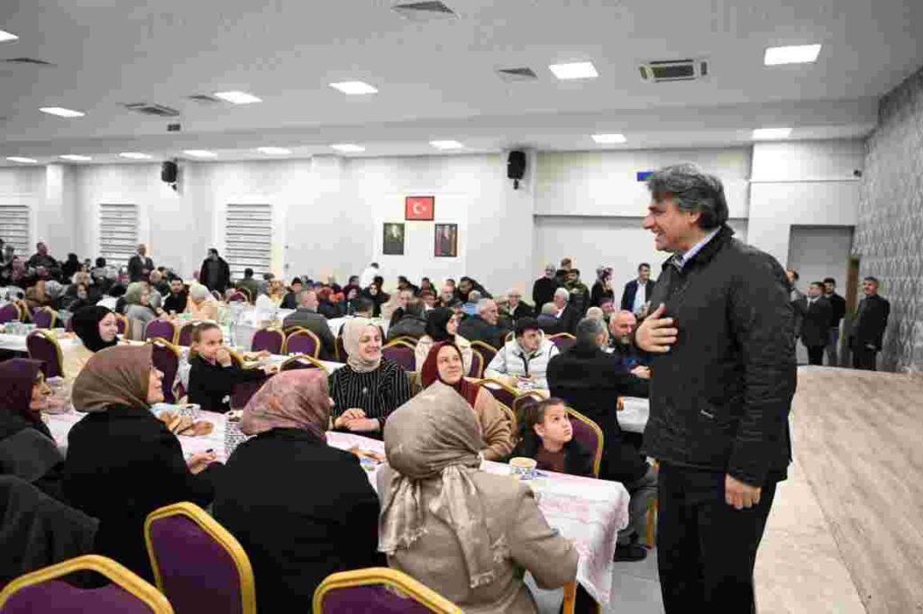 Başkan Kocaman Kartepe’de İftar Sofralarını Ziyaret Etti