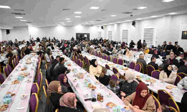 Başkan Kocaman Kartepe’de İftar Sofralarını Ziyaret Etti