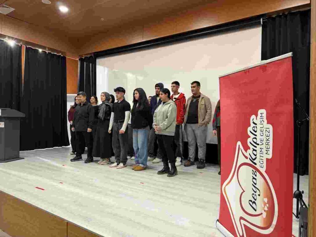 Beyaz Kalpler, Mehmet Akif Ersoy’u andı