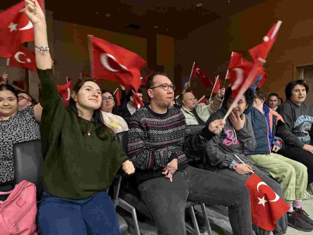 Beyaz Kalpler, Mehmet Akif Ersoy’u andı