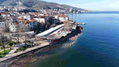 Bir dalga kırıcı set de Değirmendere sahiline