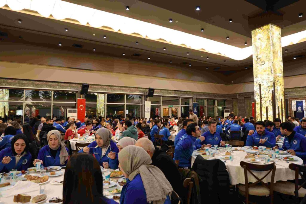 Büyükakın başarılı sporcularla iftar yaptı