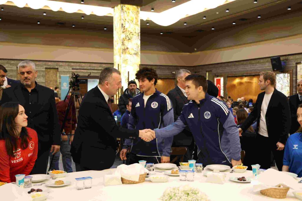 Büyükakın başarılı sporcularla iftar yaptı