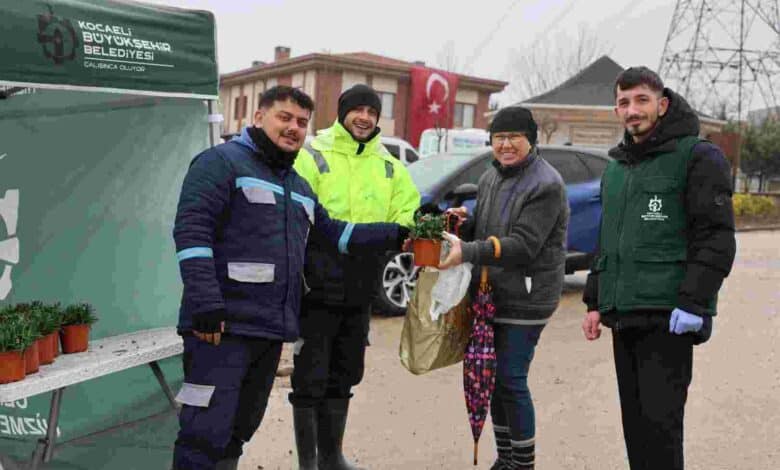 Büyükşehir, kabirler için on binlerce çiçek dağıttı