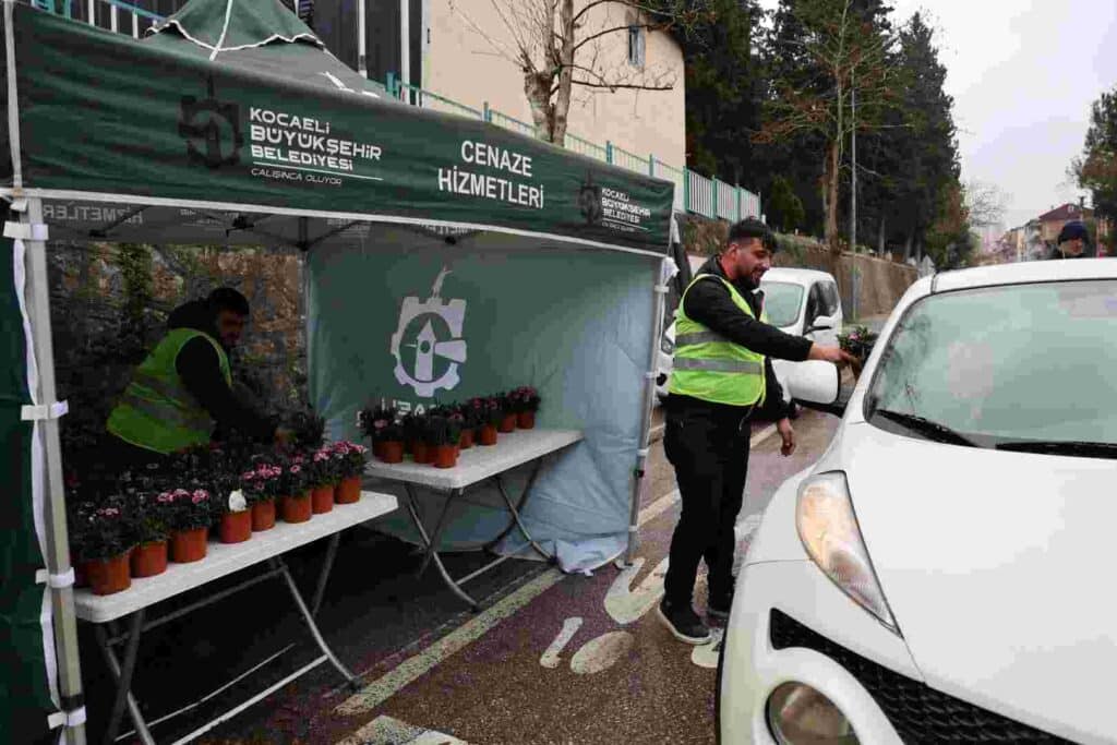 Büyükşehir, kabirler için on binlerce çiçek dağıttı