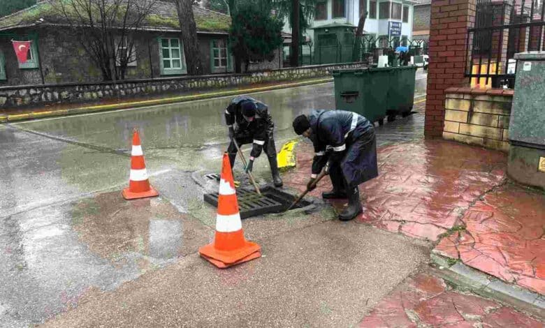 Kent genelinde mazgal ve menfezler temizleniyor