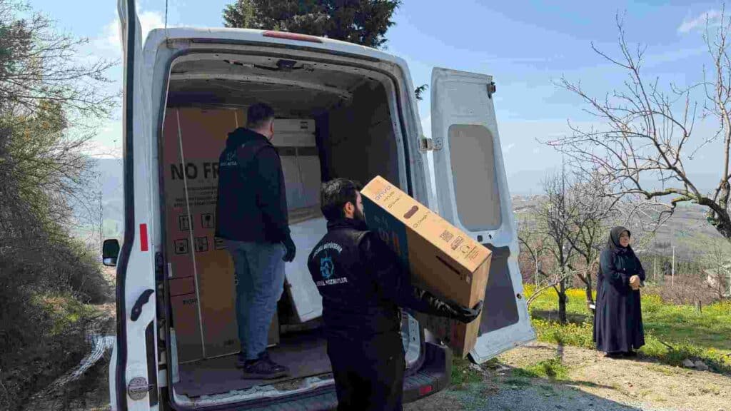 Büyükşehir, yangın mağduru aileyi ayağa kaldırdı