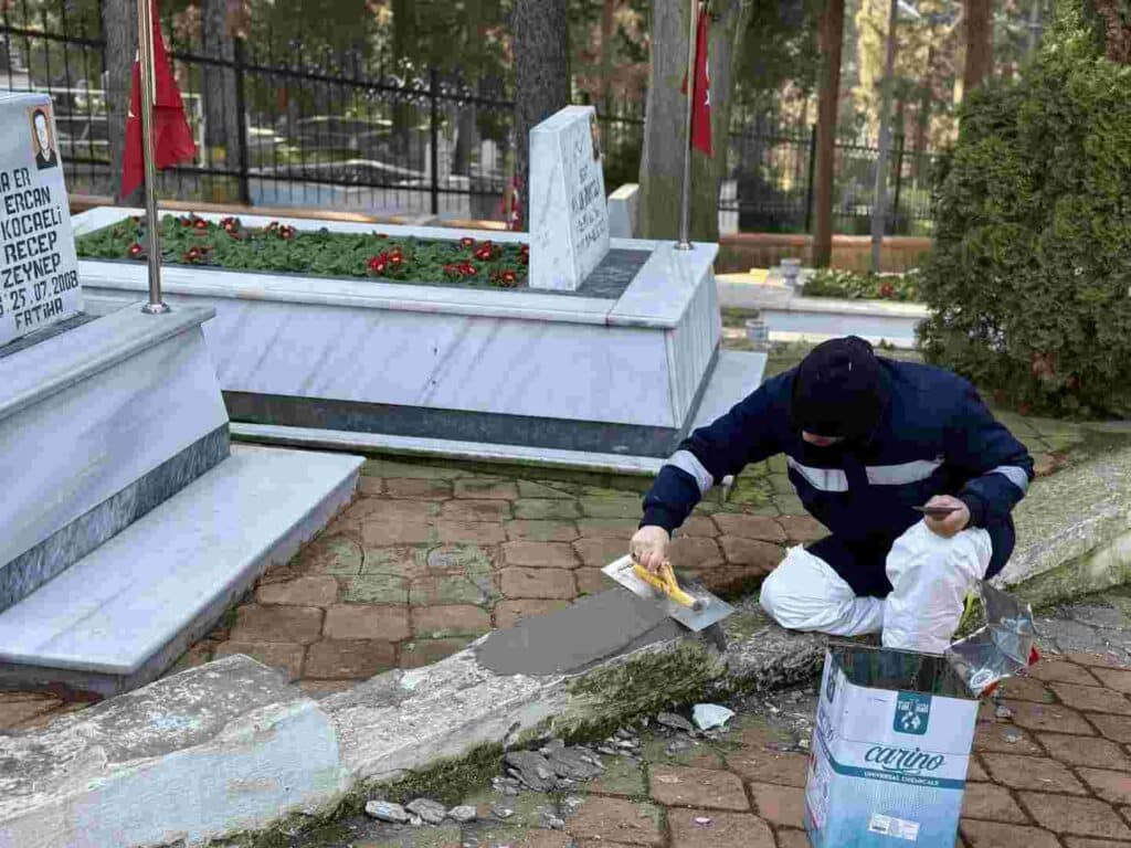 Büyükşehir’den şehitliklerde titiz çalışma