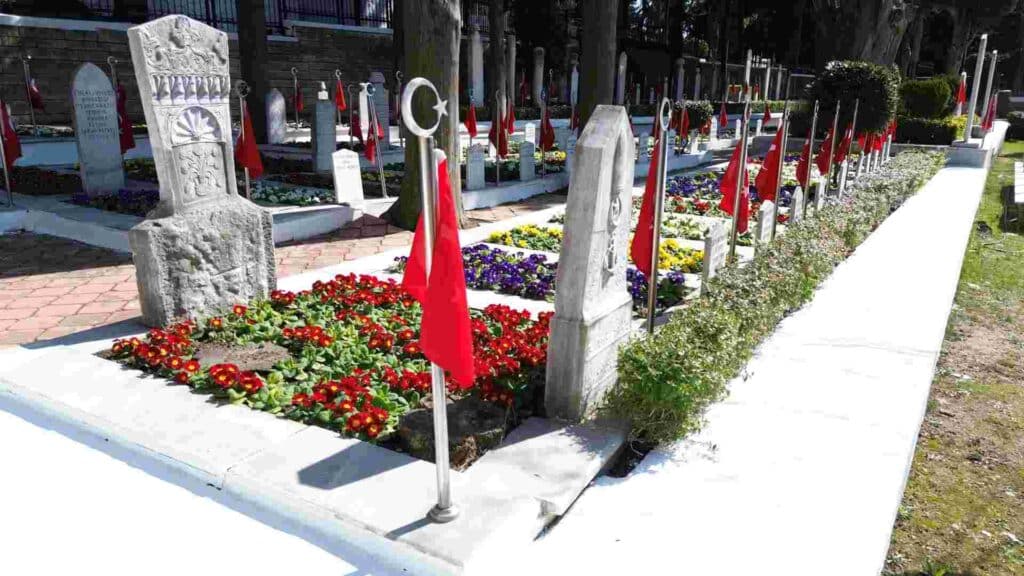 Büyükşehir’den şehitliklerde titiz çalışma
