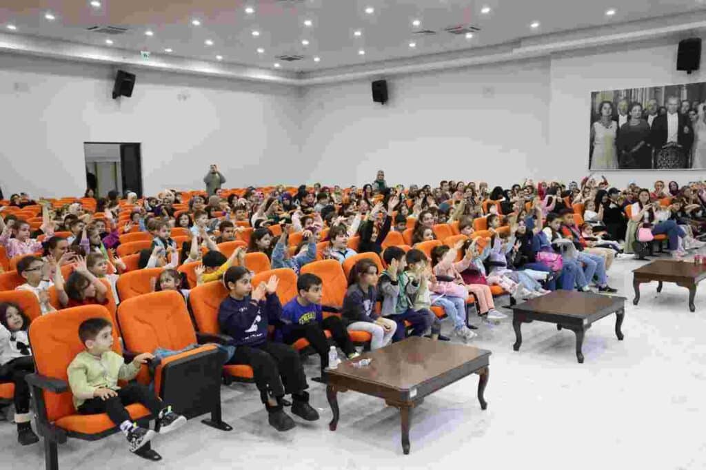 Derince'de Çocuklar Tiyatro ile Hem Eğlendi Hem Öğrendi