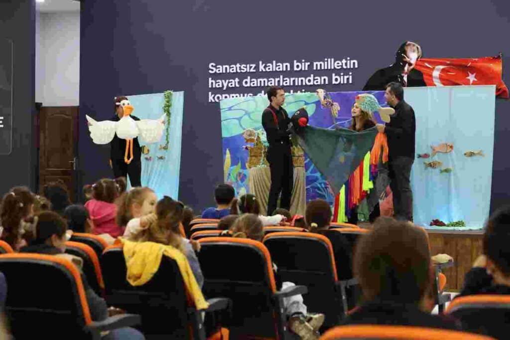 Derince'de Çocuklar Tiyatro ile Hem Eğlendi Hem Öğrendi