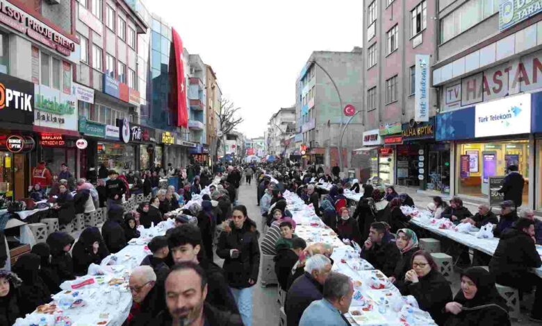 Derince’de Kadir Gecesi’nde Binlerce Kişi Aynı Sofrada Buluştu