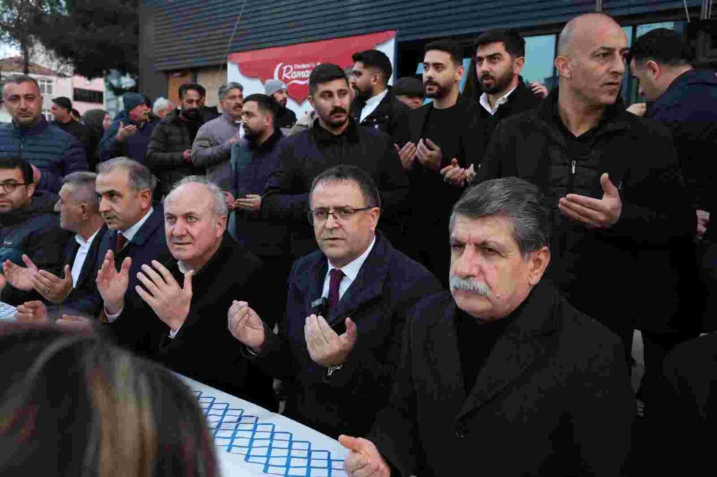 Derince’de Kadir Gecesi’nde Binlerce Kişi Aynı Sofrada Buluştu