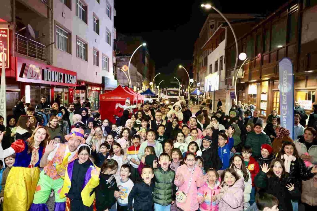 Derince’de Kadir Gecesi’nde Binlerce Kişi Aynı Sofrada Buluştu