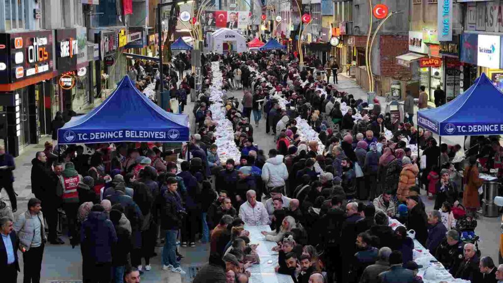 Derince’de Kadir Gecesi’nde Binlerce Kişi Aynı Sofrada Buluştu