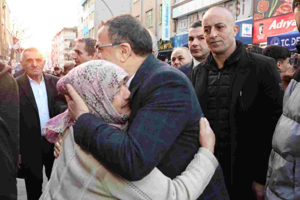 Derince’de Kadir Gecesi’nde Binlerce Kişi Aynı Sofrada Buluştu