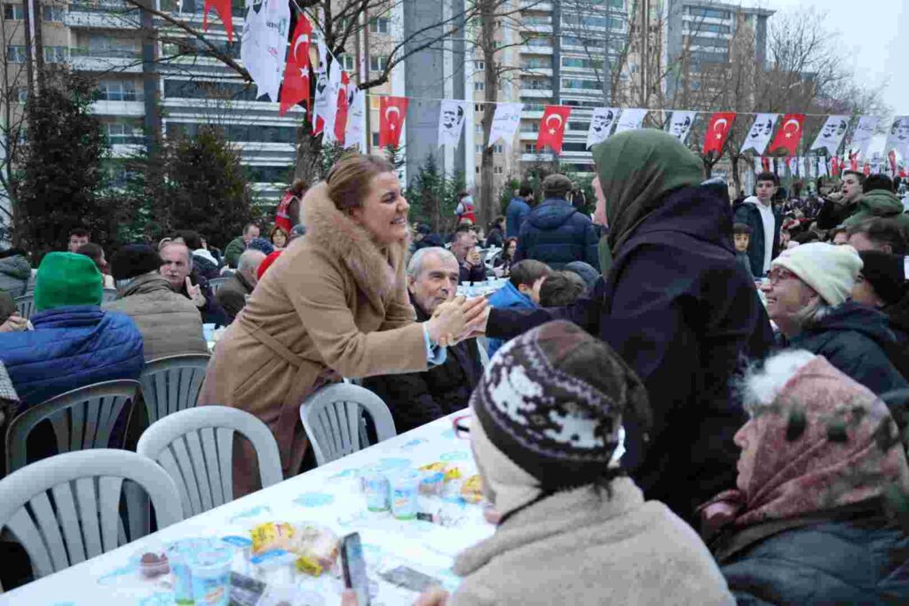 Fatma Başkan, Akarca’da yüzlerce vatandaşlarla aynı sofrada buluştu