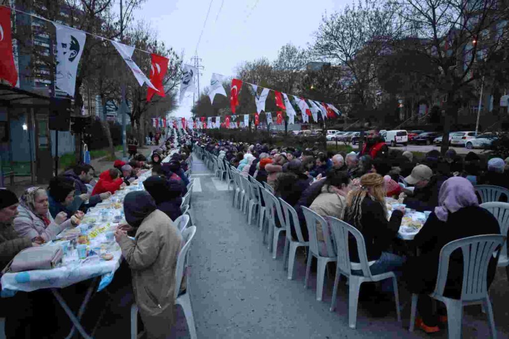 Fatma Başkan, Akarca’da yüzlerce vatandaşlarla aynı sofrada buluştu