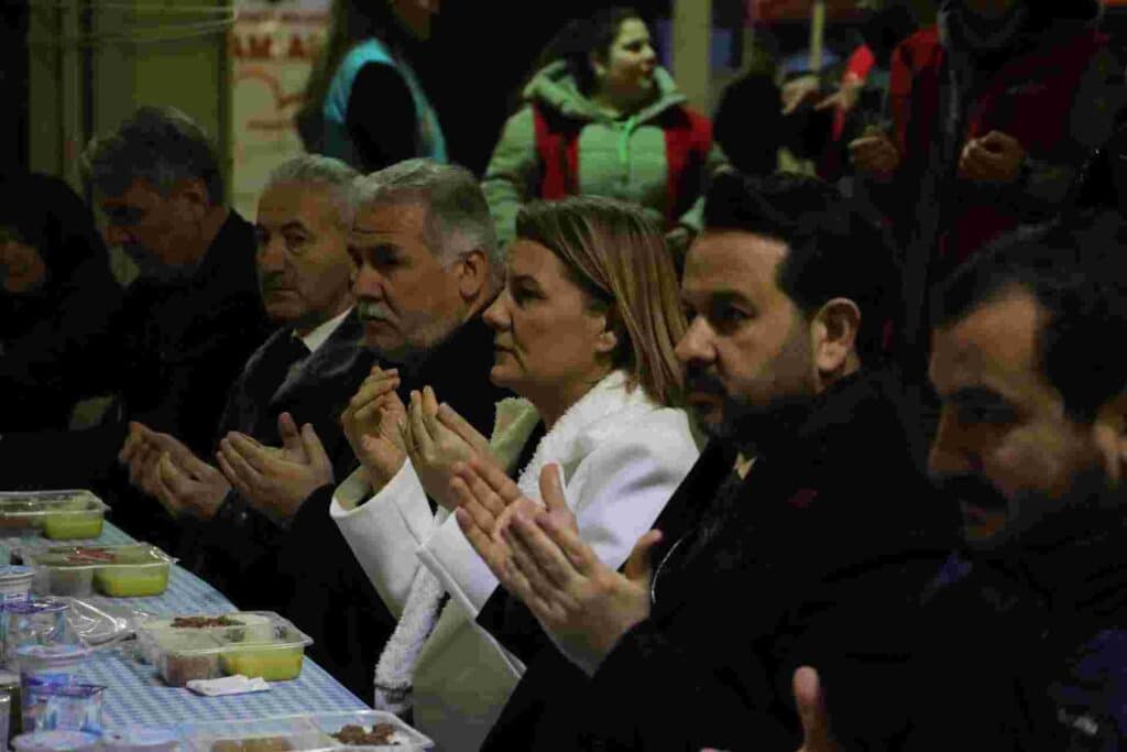 Fatma Başkan Yenişehir’de kurulan iftar sofrasında vatandaşlarla buluştu