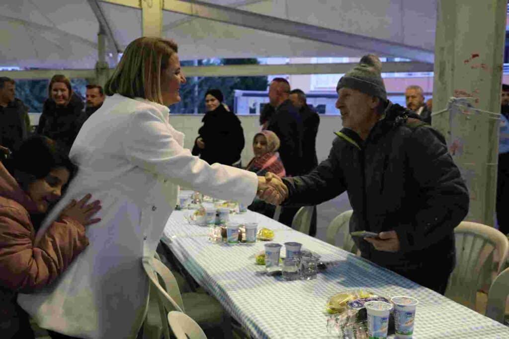 Fatma Başkan Yenişehir’de kurulan iftar sofrasında vatandaşlarla buluştu