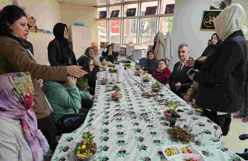 Gölcük’te Çiçekler Engelleri Aştı