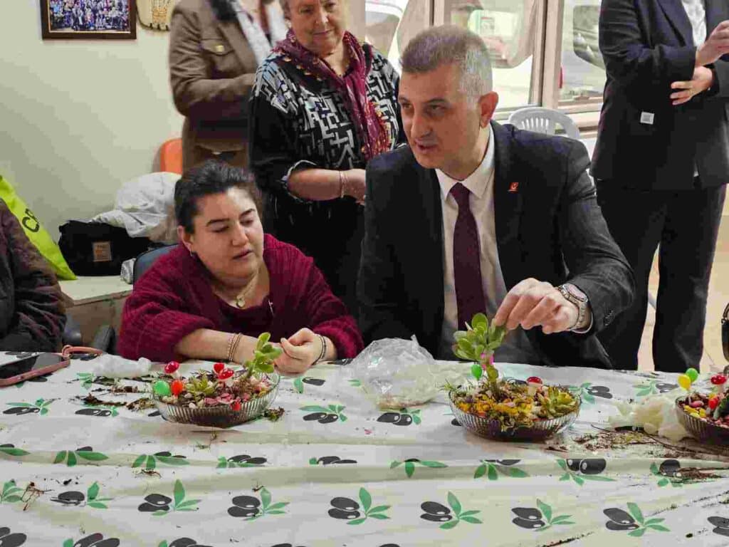 Gölcük’te Çiçekler Engelleri Aştı