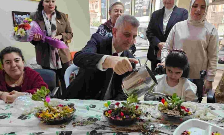 Gölcük’te Çiçekler Engelleri Aştı
