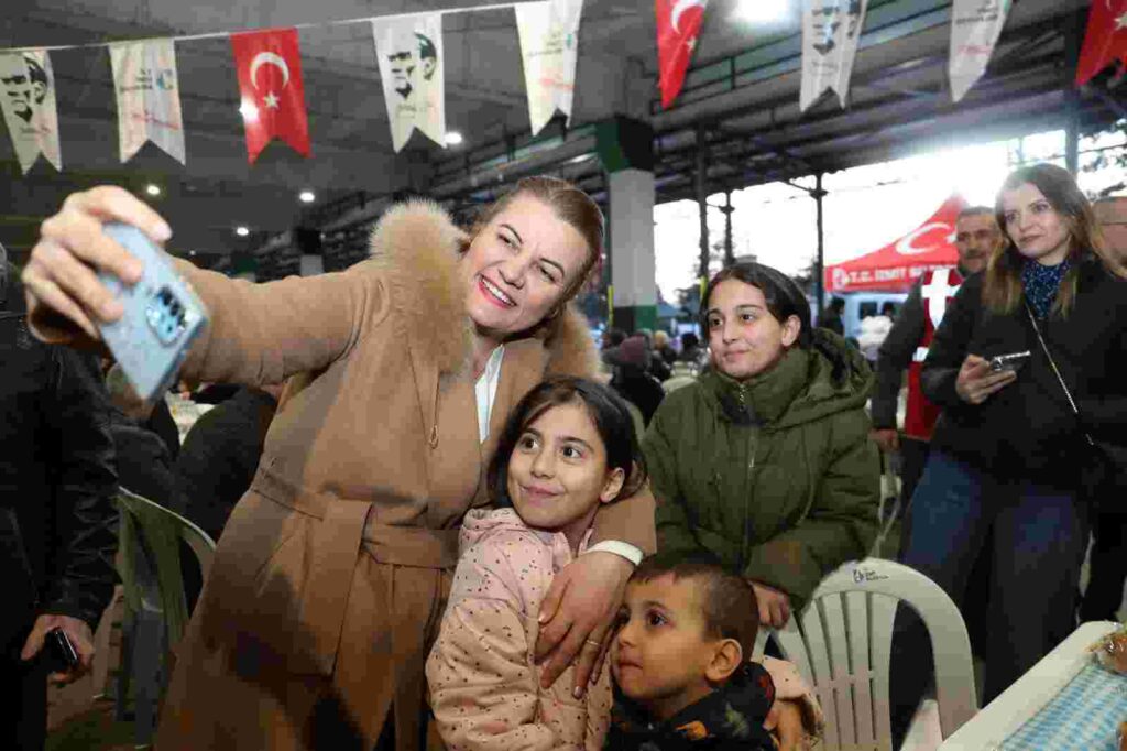 İzmit Belediyesi Ramazan sofrasını bu kez Doğu Kışla’da kurdu