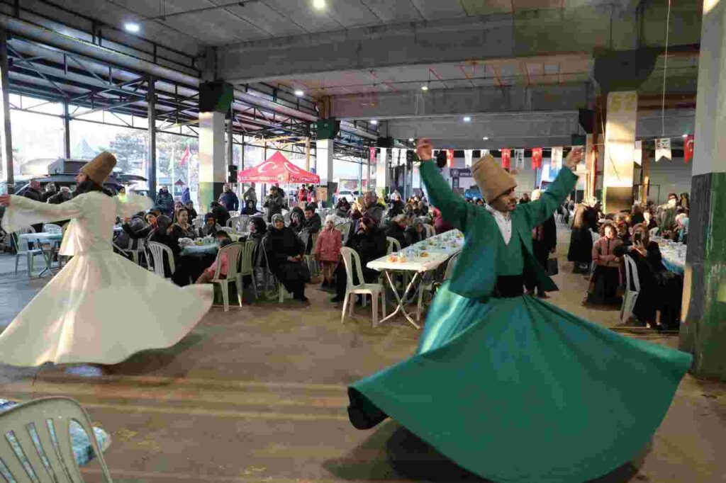 İzmit Belediyesi Ramazan sofrasını bu kez Doğu Kışla’da kurdu