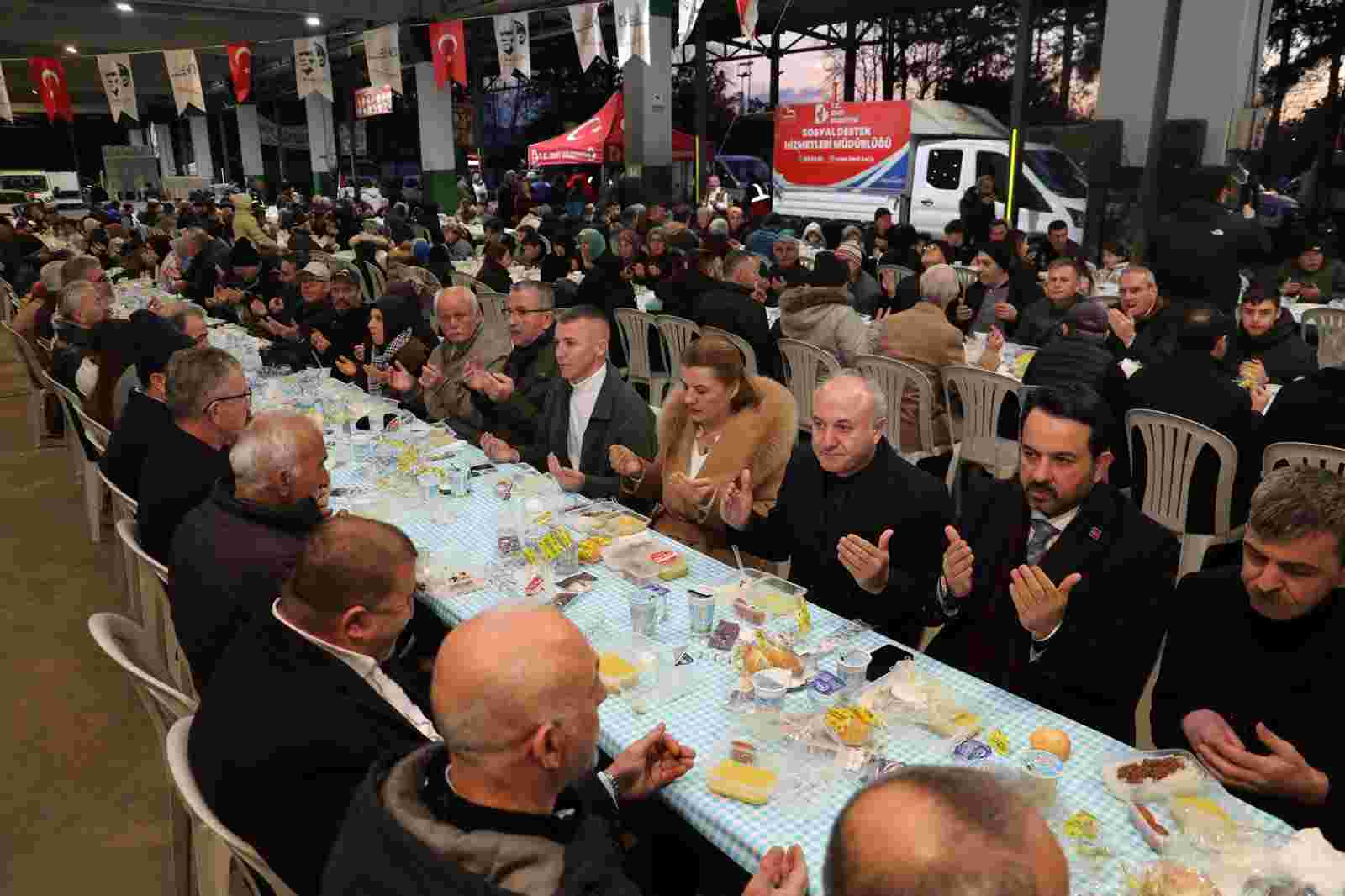 İzmit Belediyesi Ramazan sofrasını bu kez Doğu Kışla’da kurdu