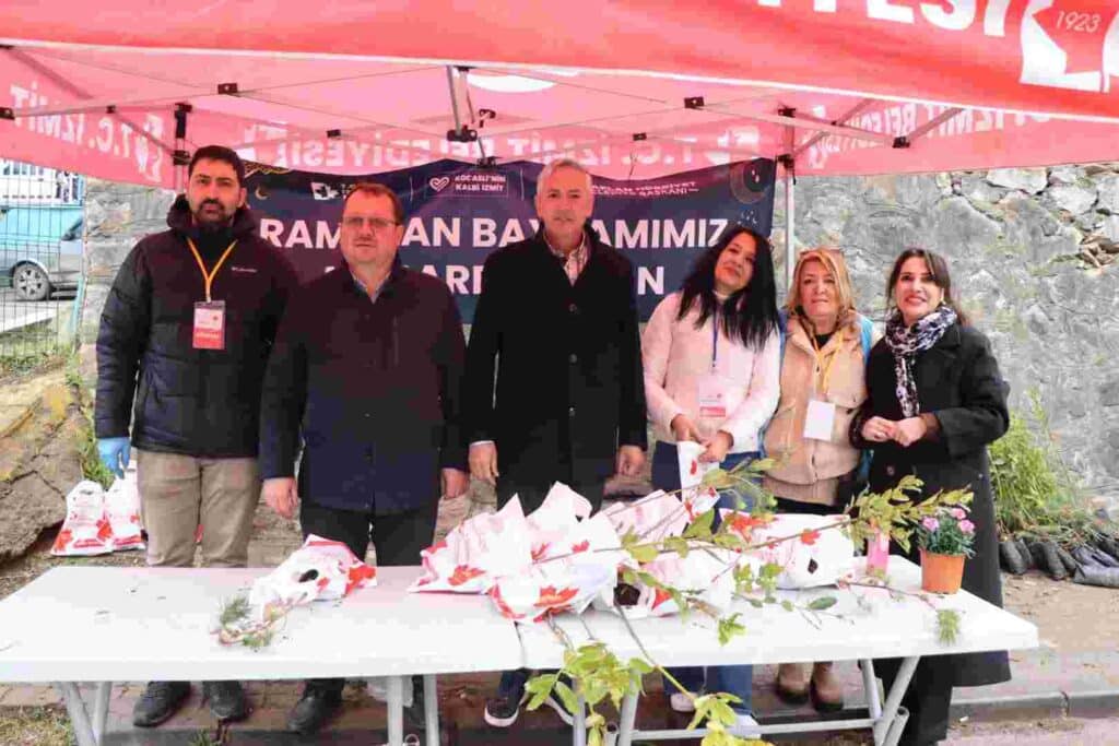 İzmit Belediyesi arife günü mezarlıklarda binlerce fide dağıttı