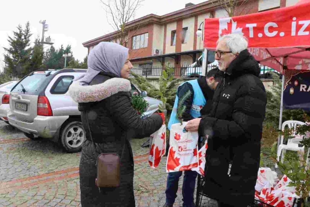 İzmit Belediyesi arife günü mezarlıklarda binlerce fide dağıttı