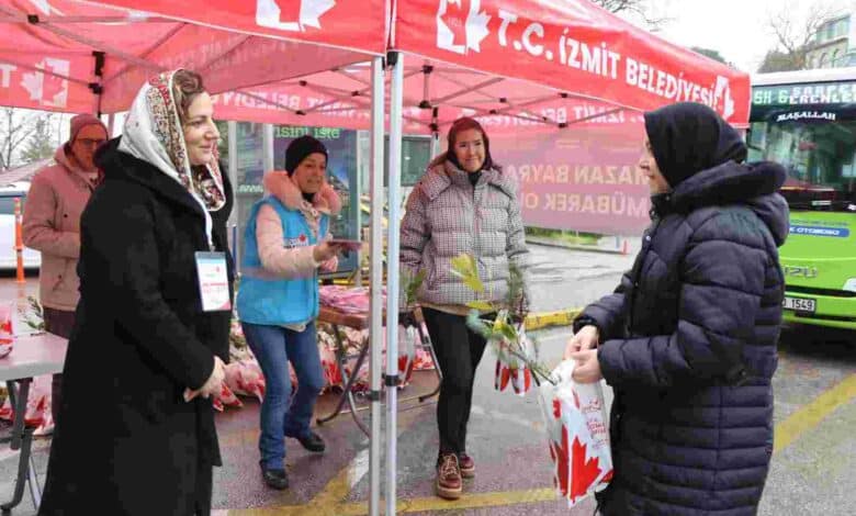 İzmit Belediyesi arife günü mezarlıklarda binlerce fide dağıttı