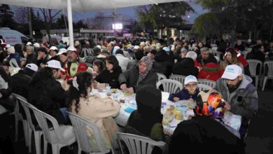 İzmit Belediyesi, iftar sofrasını bu kez Yahya Kaptan’da kurdu