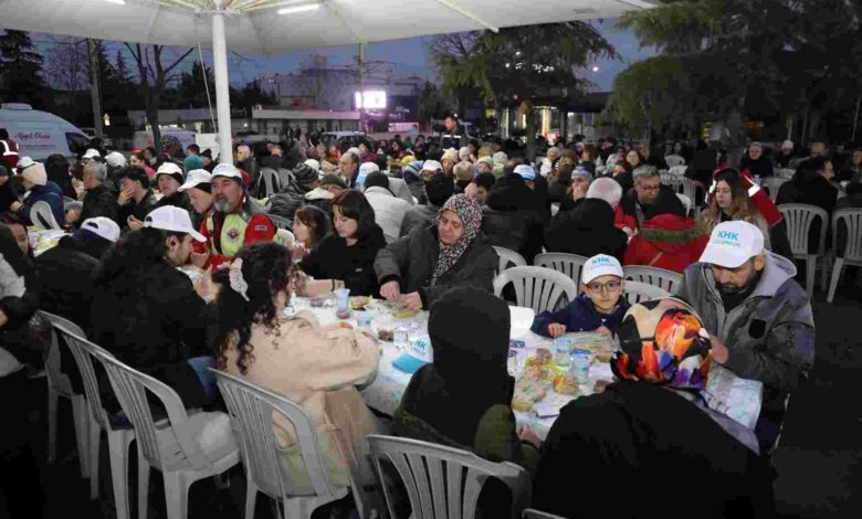 İzmit Belediyesi, iftar sofrasını bu kez Yahya Kaptan’da kurdu