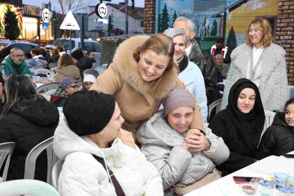 İzmit Belediyesi, iftar sofrasını bu kez Yahya Kaptan’da kurdu