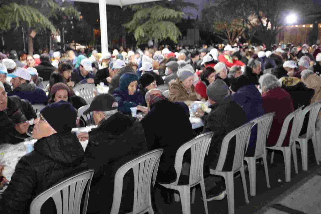 İzmit Belediyesi, iftar sofrasını bu kez Yahya Kaptan’da kurdu