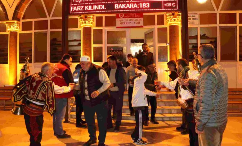 İzmit Belediyesinden Yeşilova’da teravih sonrası ikram