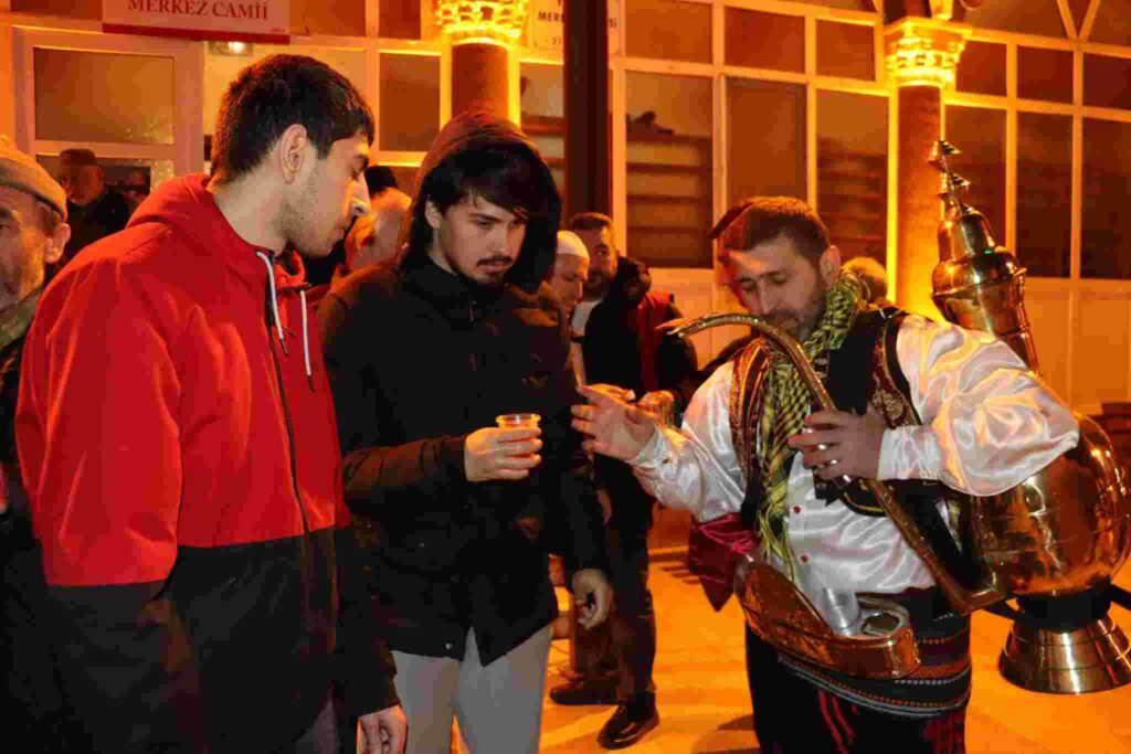 İzmit Belediyesinden Yeşilova’da teravih sonrası ikram