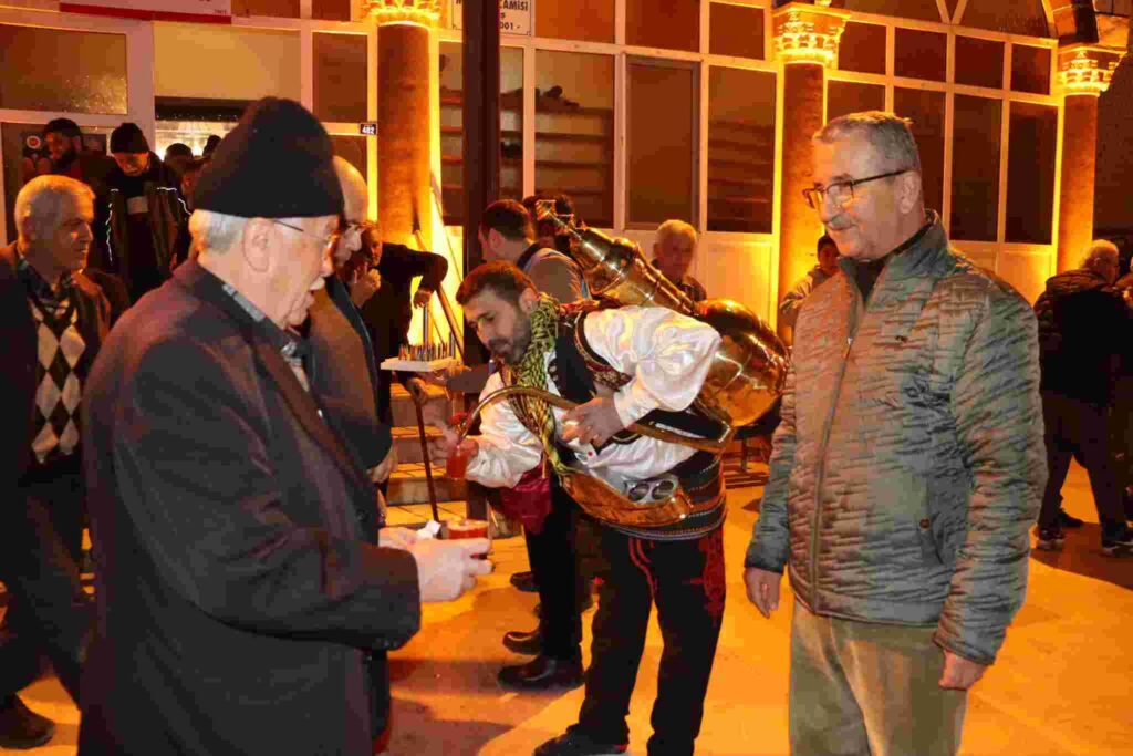 İzmit Belediyesinden Yeşilova’da teravih sonrası ikram