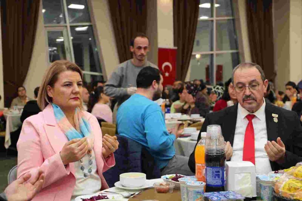 İzmit Belediyesinden şehit aileleri ve gazilere vefa sofrası