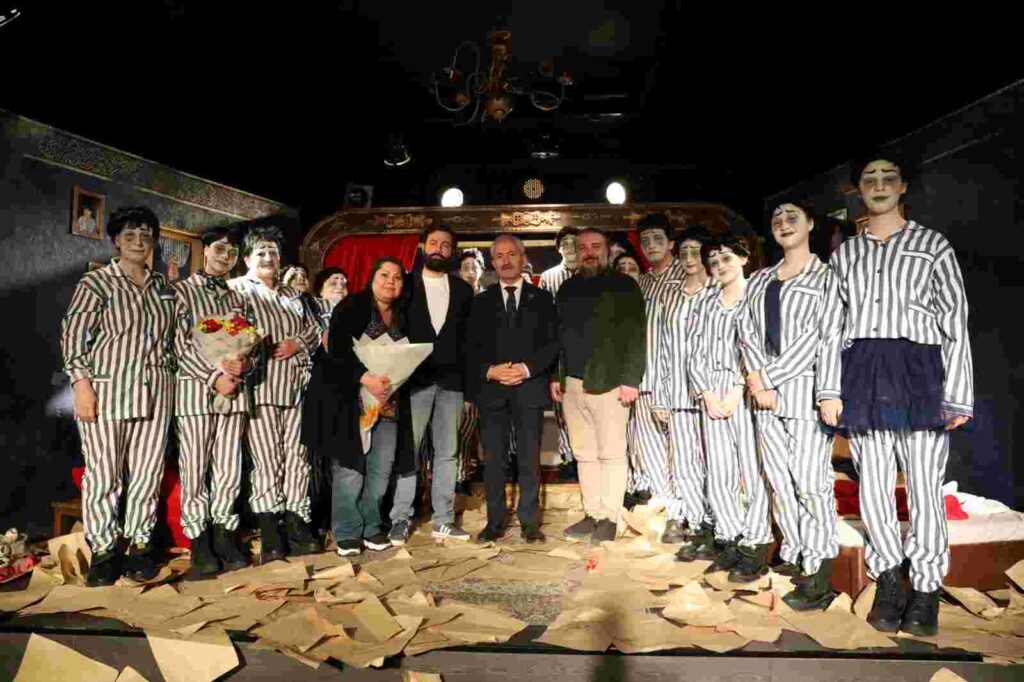 İzmit’in yeni sanat sahnesi Bir Delinin Hatıra Defteri ile açıldı