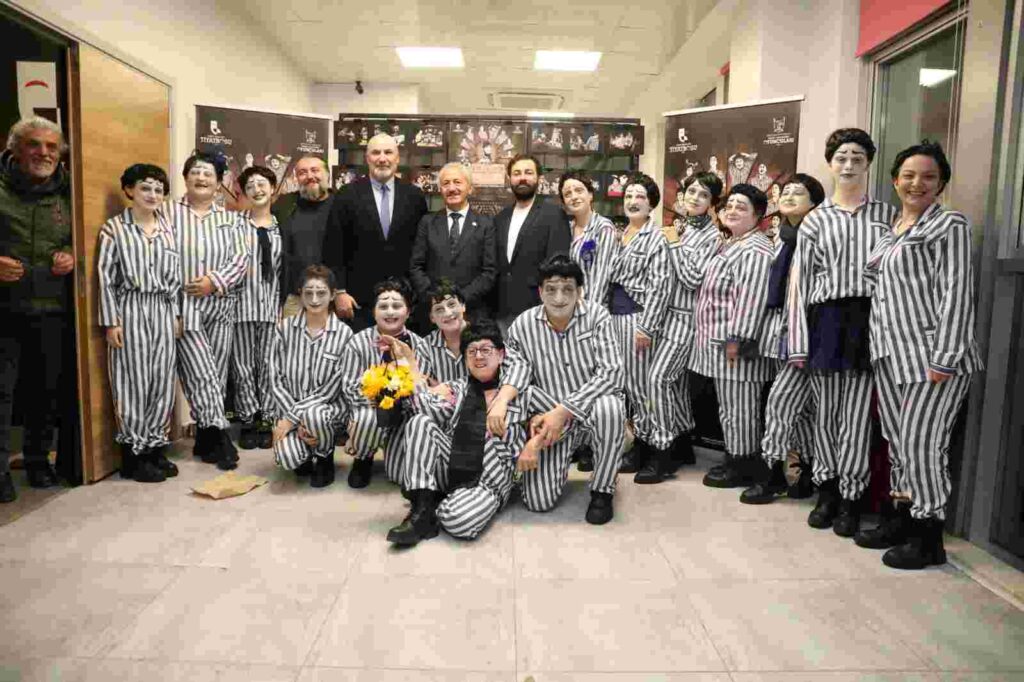 İzmit’in yeni sanat sahnesi Bir Delinin Hatıra Defteri ile açıldı