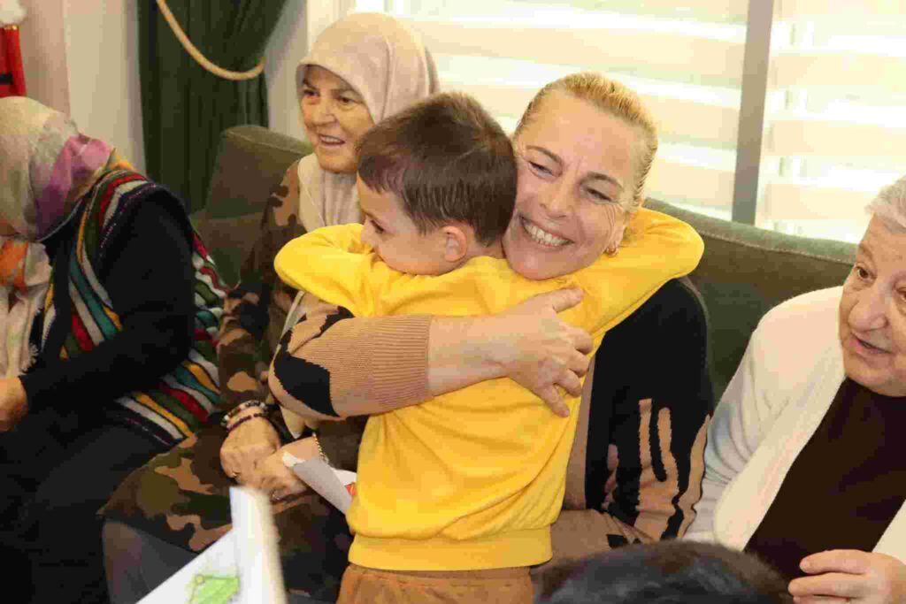 İzmitli miniklerden yaşlılar haftasında anlamlı ziyaret